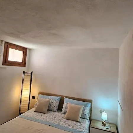 Bel Seminterrato Con Finestre 아파트