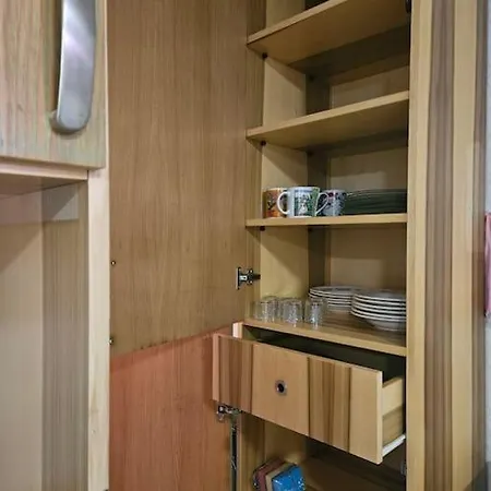 Bel Seminterrato Con Finestre 아파트