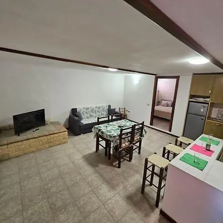 Bel Seminterrato Con Finestre 아파트