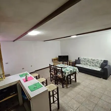 Bel Seminterrato Con Finestre 아파트