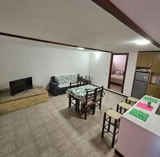 Bel Seminterrato Con Finestre Apartmán